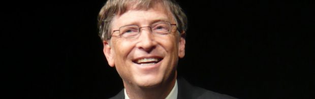 Bill Gates tolereert geen kritische coronaberichten en koopt de media om