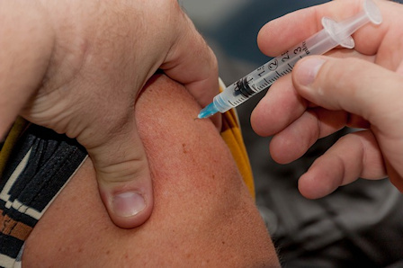Testfase minister De Jonge’s Covid-19 vaccin opgeschort wegens ernstige bijwerkingen