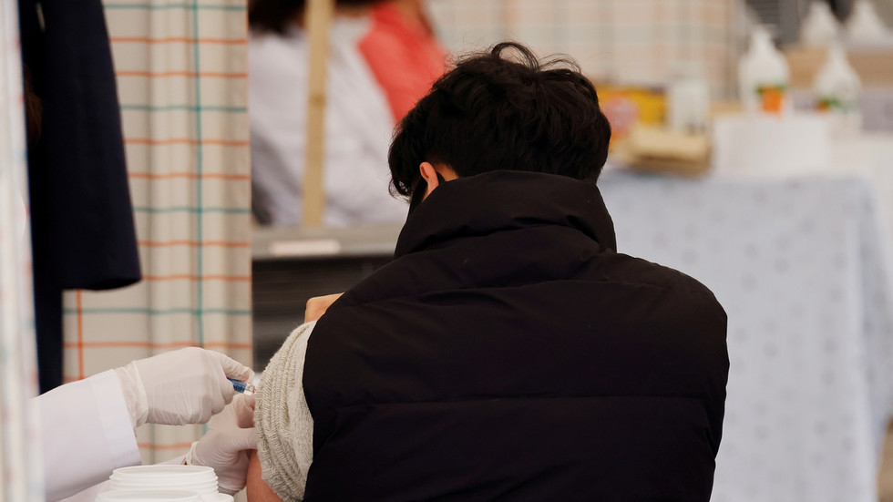 De Zuid-Koreaanse medische vereniging dringt er bij de regering op aan het griepprikprogramma op te schorten nadat 25 mensen zijn overleden na een prik