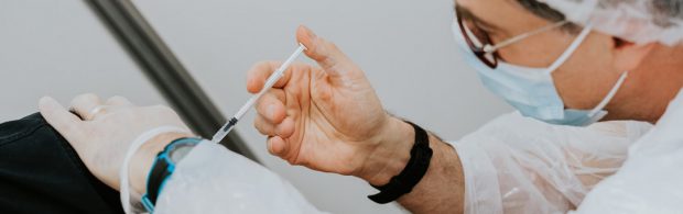 27-jarige verpleegster krijgt anafylactische shock na ‘veilig’ AstraZeneca-vaccin en sterft